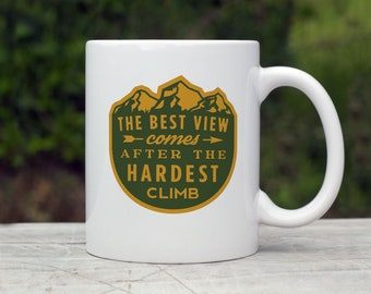 La mejor vista viene después de la subida más difícil - Verde - Taza de cerámica - Una taza de café única perfecta o una taza de té personalizada que se puede lavar en lavavajillas