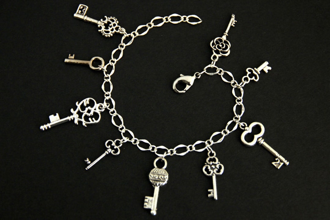 VALENTINE SALE Key Bracelet. Skeleton Key Charm Bracelet. Steampunk