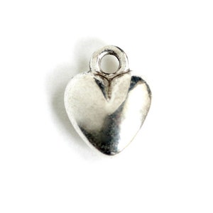 Puffy Herz Anhänger.  Fat Herz Anhänger. Charm Anhänger für Bettelarmband oder Charm Kette. Versilbert Charm. 12mm x 19mm