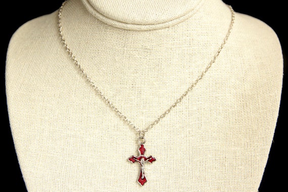 赤十字ネックレス。キリスト教ネックレス。赤いエナメルの十字架