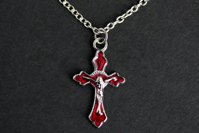 赤十字ネックレス。キリスト教ネックレス。赤いエナメルの十字架