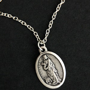 Collier Sainte Agathe. Collier chrétien. Collier médaille Sainte Agathe. Collier saint patron. Bijoux catholiques. Collier religieux.