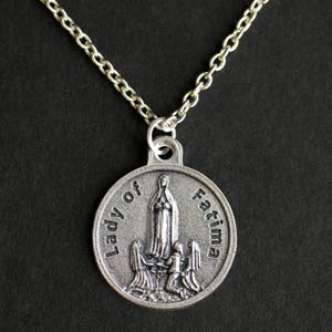 Collar de la Virgen de Fátima. Collar con la Oración de Fátima. Collar con Medalla Redonda. Joyería Católica. Collar con la Santa Patrona. Medalla de Nuestra Señora de Fátima.