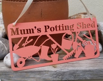 Garden Shed Name Door Plaque Personalised with Name. Wall Hanger for Potting Shed, Greenhouse Gift for Gardeners, Mum, dad, Grandparents