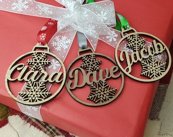 Christmas Gift Tag, Xmas Tree Hanger, Personalised with Name, Label for Xmas Presents, Wood Engraved Name Tag, Snowflake Bauble Place Name
