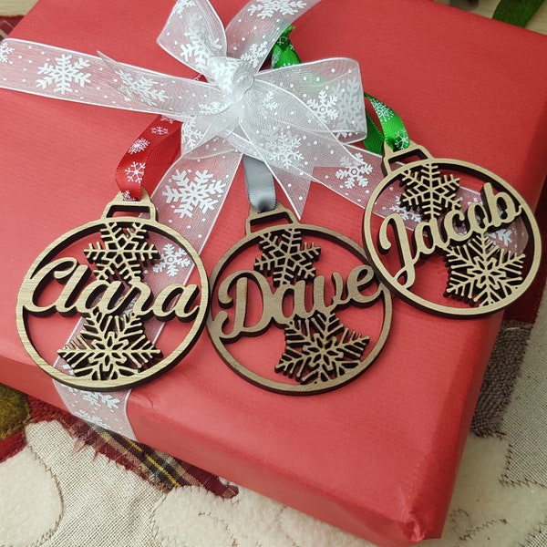 Christmas Gift Tag, Xmas Tree Hanger, Personalised with Name, Label for Xmas Presents, Wood Engraved Name Tag, Snowflake Bauble Place Name