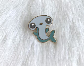 Spilla smaltata a forma di squalo martello, placcata in oro