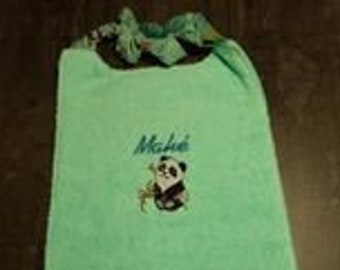 Serviette à élastique pour bébé, tissu panda vert d'eau, serviette cantine prénom, bavoir personnalisable, serviette brodée avec prénom