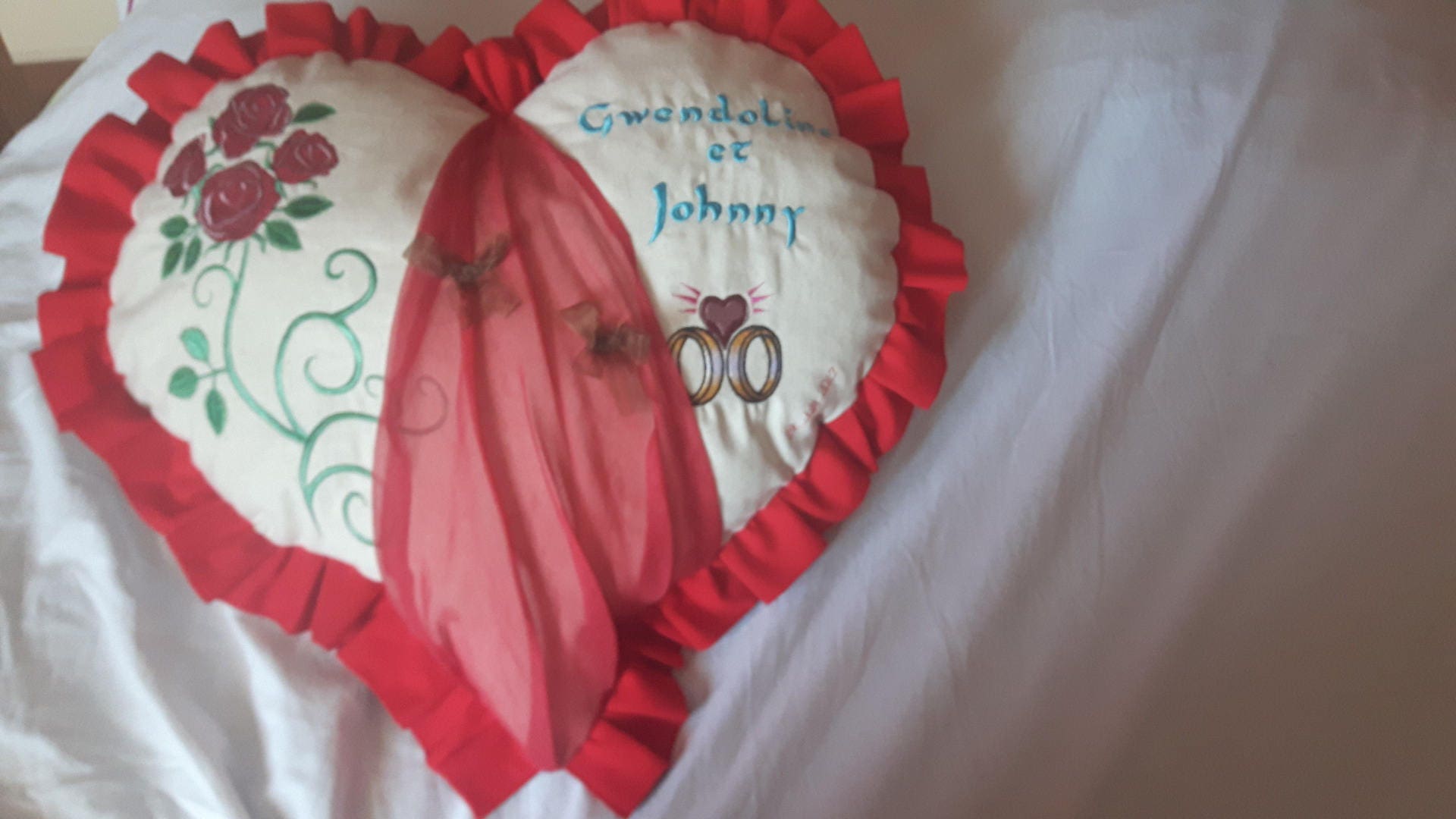 Coussin Coeur Personnalisé Texte, Rouge et Beige, Coussin de Mariage, Brodé, Idée Cadeau St Valentin