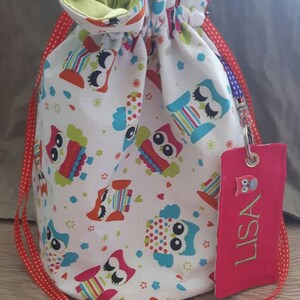 pochon enfant personnalisé avec étiquette prénom, tissu chouettes hiboux, sac pochon école maternelle, sac à chaussons, sac doudou prénom