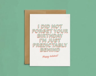 Puede incluir: Una tarjeta blanca con texto verde y rosa que dice "No olvidé tu cumpleaños, solo estoy predeciblemente atrasado. ¡Feliz cumpleaños atrasado!"