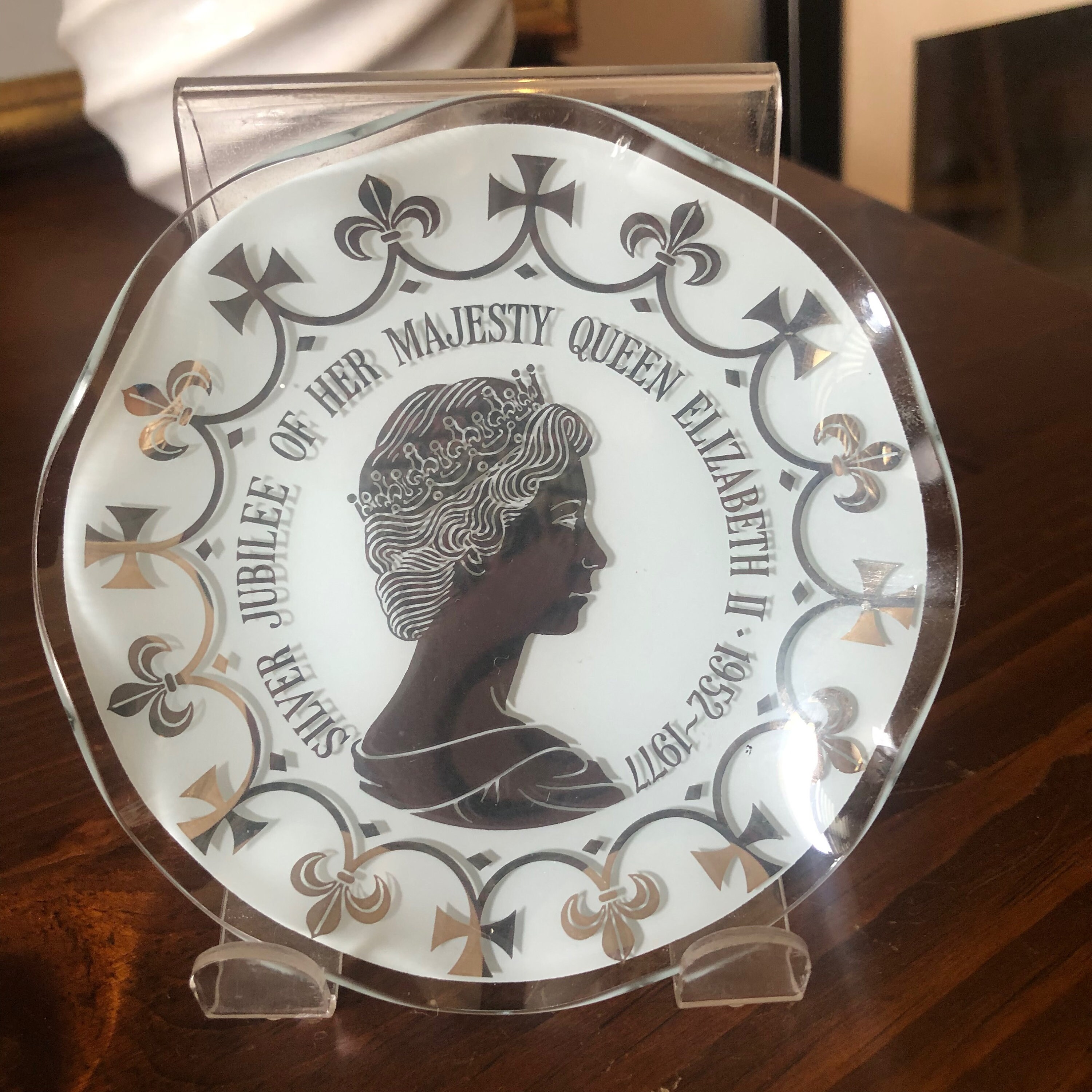 Vintage CHANCE Glass Queen Elizabeth Silver Jubilee Commemorative 