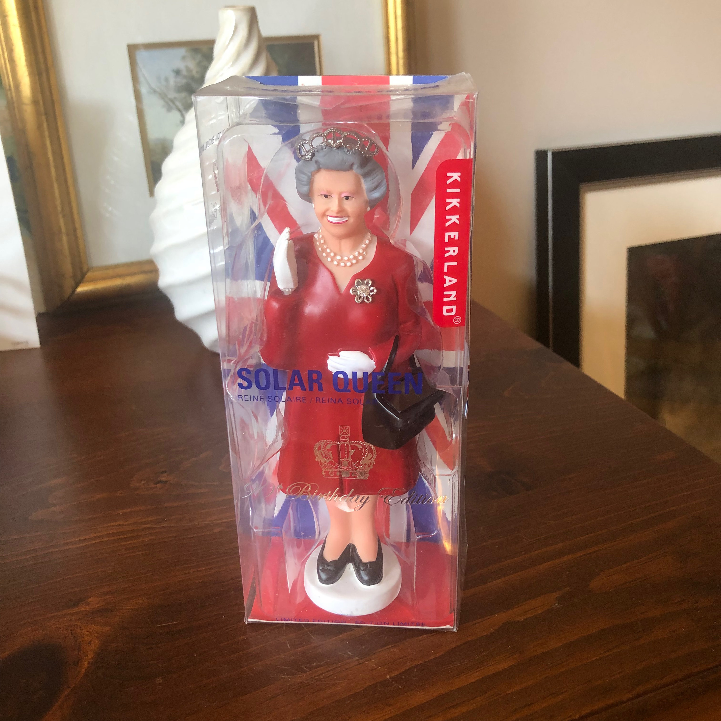 【一部予約販売】 Kikkerland Queen Elizabeth 90th Birthday Solar Queen Figure その他