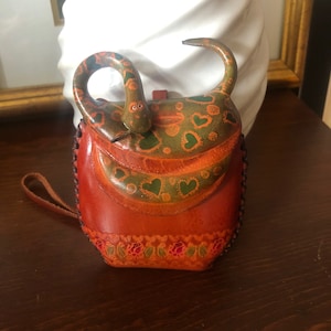 Monedero de piel con diseño de serpiente
