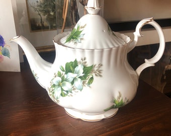 Vintage Royal Albert TRILLIUM Large Teapot