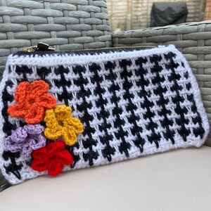 Mini borsa Flower Power con motivo pied de poule, lavorata all'uncinetto a mano, organizer per trucco con pochette Boho Chic