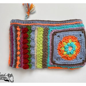 Purple Dreamland: Levendige veelkleurige gehaakte clutch Afghaans geïnspireerde oma vierkante tas