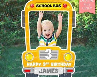 Puede incluir: Un marco de fotos con forma de autobús escolar amarillo con el texto SCHOOL BUS en la parte superior, un número 3 grande en el centro, el texto HAPPY 3RD BIRTHDAY debajo y una matrícula con el nombre JAMES. Una banda rosa dice DIGITAL FILE ONLY.