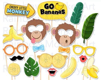 Puede incluir: Un conjunto de accesorios imprimibles para fotomatón que incluye dos máscaras de cara de mono marrón, plátanos amarillos, hojas tropicales verdes, gafas naranjas y amarillas, un bigote negro, labios rojos y pajaritas azules y naranjas con texto.