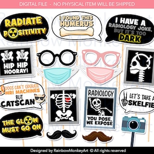 Könnte beinhalten: Ein Set aus 12 druckbaren Fotobooth-Requisiten mit einem Radiologie-Thema. Die Requisiten beinhalten ein Skelett, eine Brille, eine Maske, einen Knochen, einen Schädel, eine Kamera, einen Schnurrbart und Schilder mit Texten wie "Strahle Positivität aus", "Ich habe diesen Humerus gefunden", "Hip Hip Hurra", "Hunde können keine MRT-Geräte bedienen, aber Katzen können", "Das Leuchten muss weitergehen", "Ich habe einen Radiologie-Witz, aber es ist zu dunkel", "Radiologie Sie posieren, wir exponieren", und "Lass uns ein Skelfie machen".