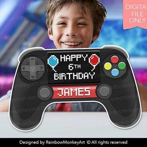 Puede incluir: Un gráfico de mando de videojuego negro con una pantalla que muestra el texto HAPPY 6TH BIRTHDAY y dos globos pixelados. Una barra horizontal roja debajo de la pantalla muestra el nombre JAMES en fuente pixelada blanca. Una pancarta rosa dice DIGITAL FILE ONLY.