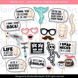 Puede incluir: Una colección de accesorios para fotomatón con temática quiropráctica. Incluye bocadillos con frases como "I have your back!" y "Hip Hip Hooray!" junto con accesorios como gafas, bigotes y un esqueleto.