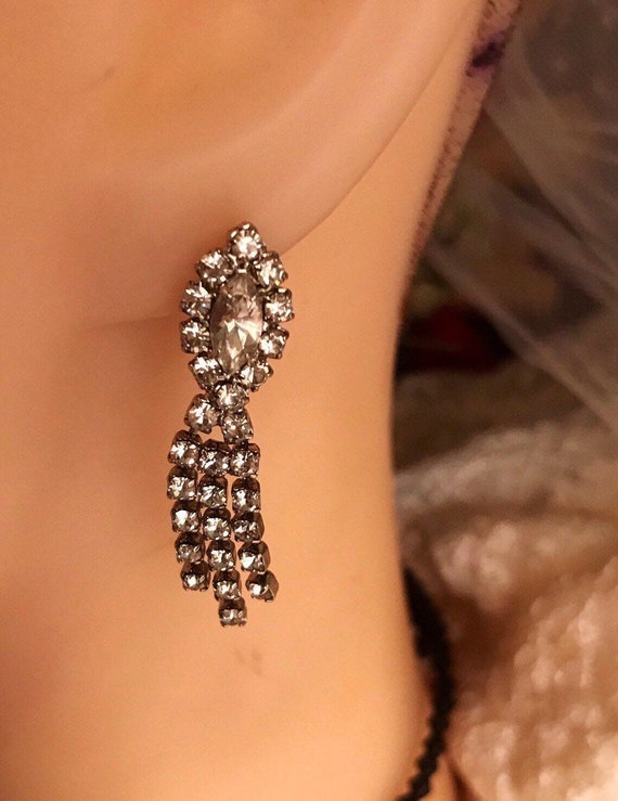 Beautiful Vintage Rhinestone Clip Earrings - image 1