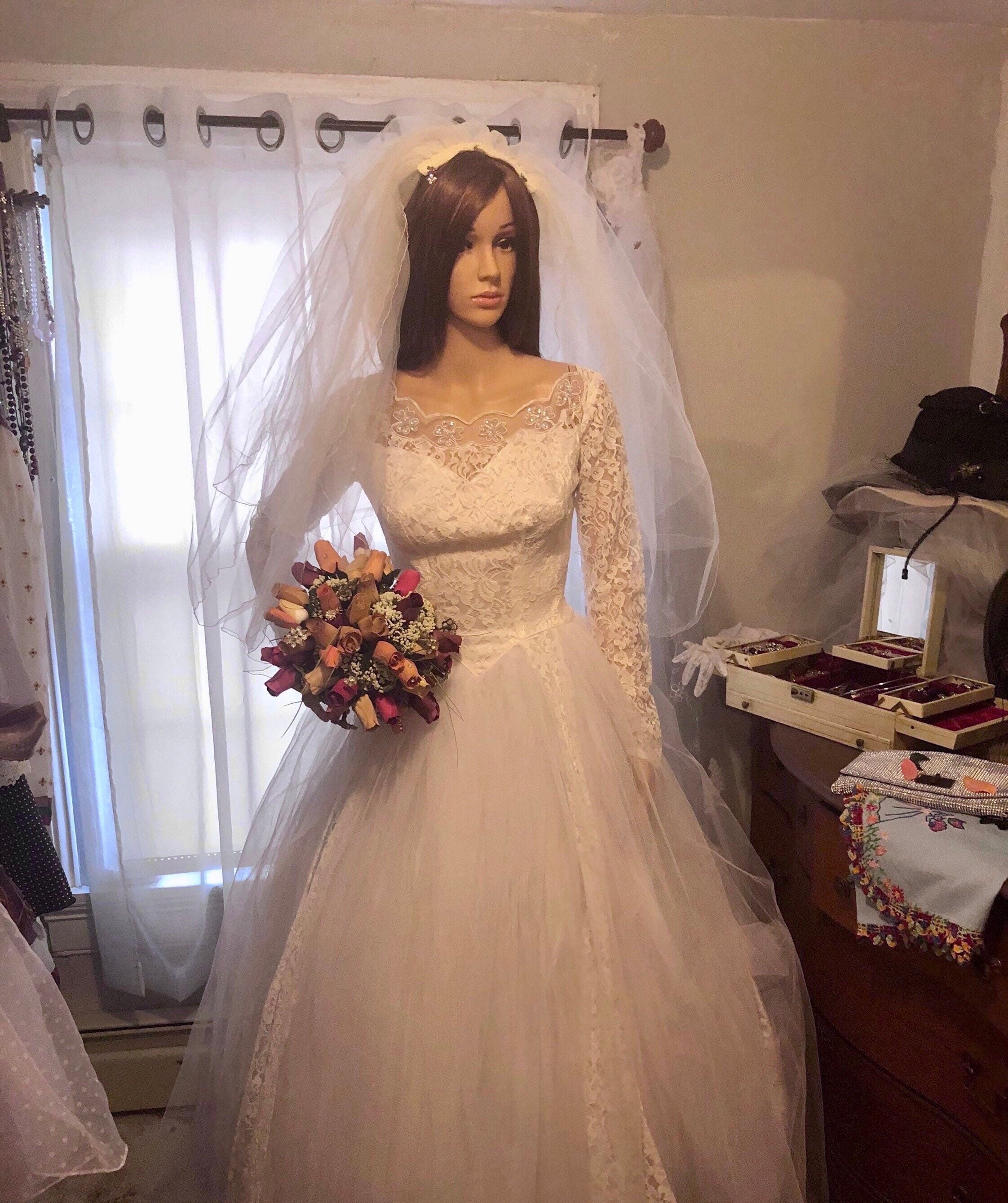 Stunning Vintage Sixties Princess Style Wedding Dress With Veil - Etsy Stunning Vintage Sixties Princess Style Wedding Dress With Veil - Etsy