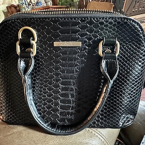 Bolso de mano estilo cocodrilo negro Simply Noelle para mujer