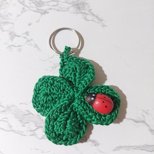 Chaveiro amigurumi trevo de quatro folhas, amuleto da sorte trevo de quatro folhas, trevo de quatro folhas de crochê com joaninha, presente unissex