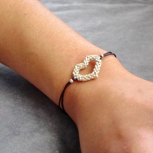 Thread bracelet with beaded heart charm - Friendship bracelet - BFF gift - Valentine gift - Bridesmaid gift