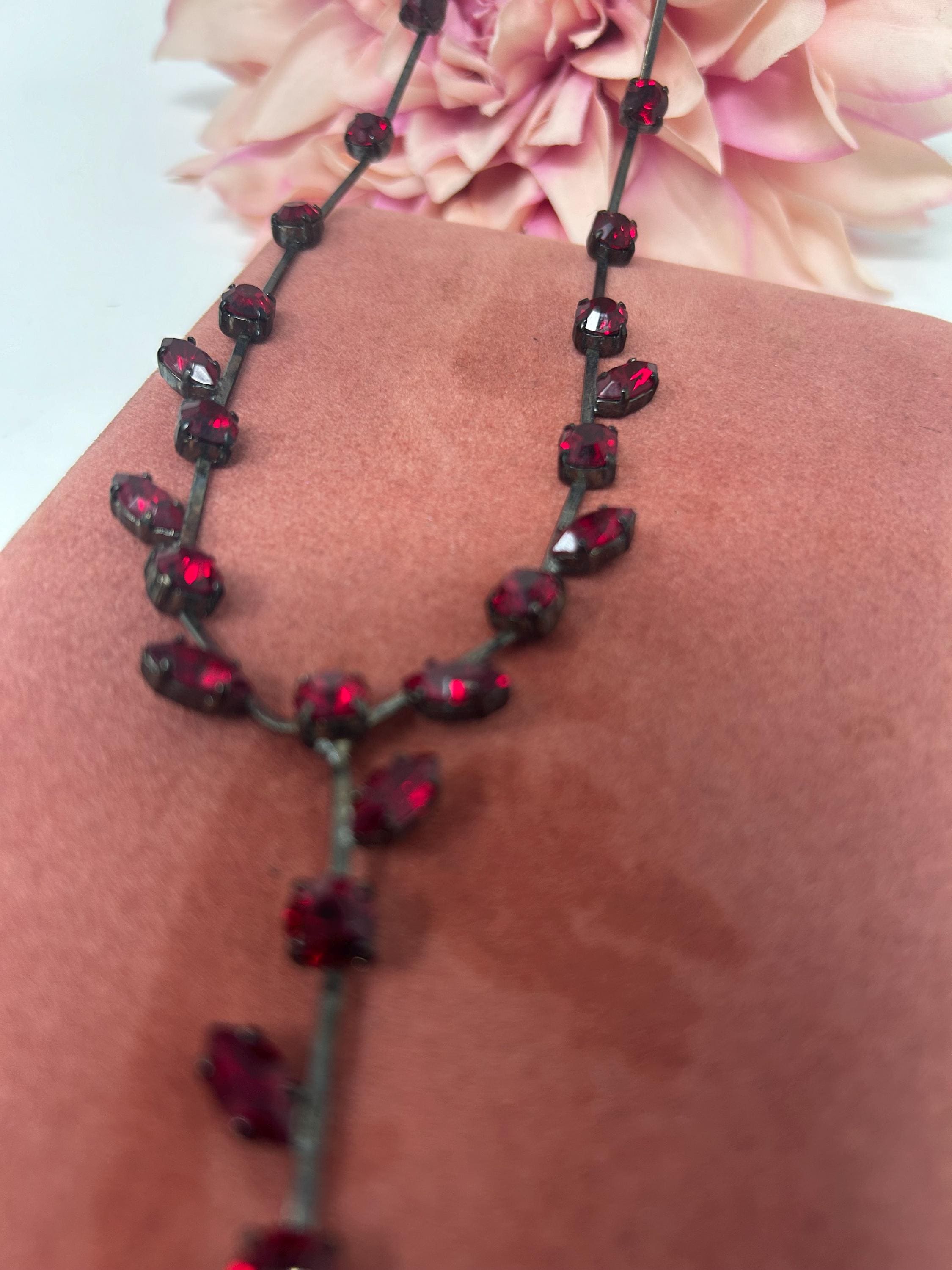 Collier Ras De Cou Vintage En Perles De Verre Rouge – Fantaisie Avec Strass Et Breloque Gland