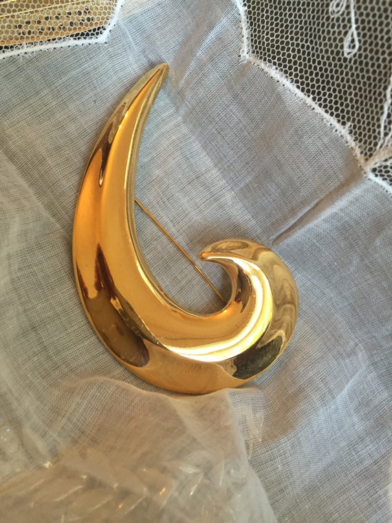 Pin Brooch. Vintage Gold Tone Brooch with Retro Swirl Stamped ASK