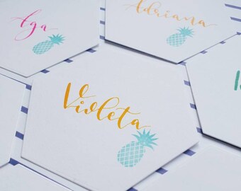 Kalligrafie tropische ananas Placecards | Heldere kleurnaam kaartjes