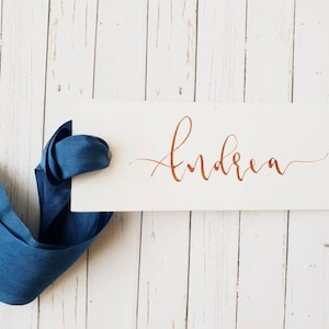 Caligraphy Hand geschreven plaatskaarten | Bruiloft Tags | Placecards met handgemaakte lint