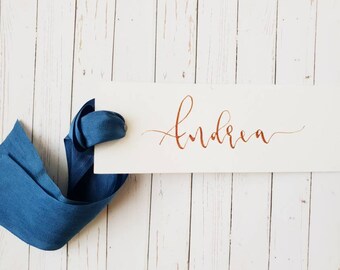 Caligraphy Hand geschreven plaatskaarten | Bruiloft Tags | Placecards met handgemaakte lint