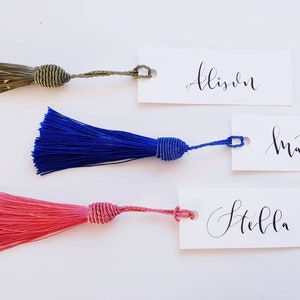 Etiquetas de tarjeta de lugar de caligrafía con borlas / etiquetas de nombre / tarjeta de boda / manuscrita- 10pcs