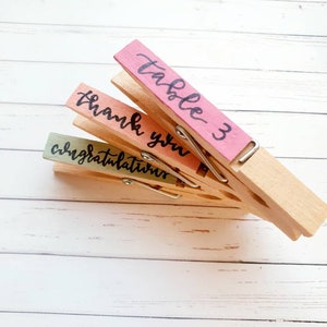 Tarjetas o etiquetas con clavijas de madera de colores / Caligrafía manuscrita