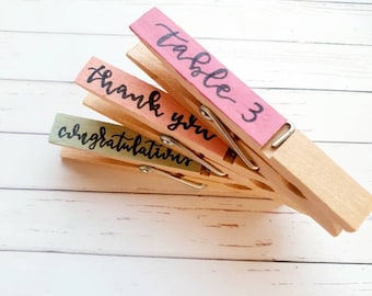 Kleurrijke houten plaatskaarten of tags | Handgeschreven kalligrafie