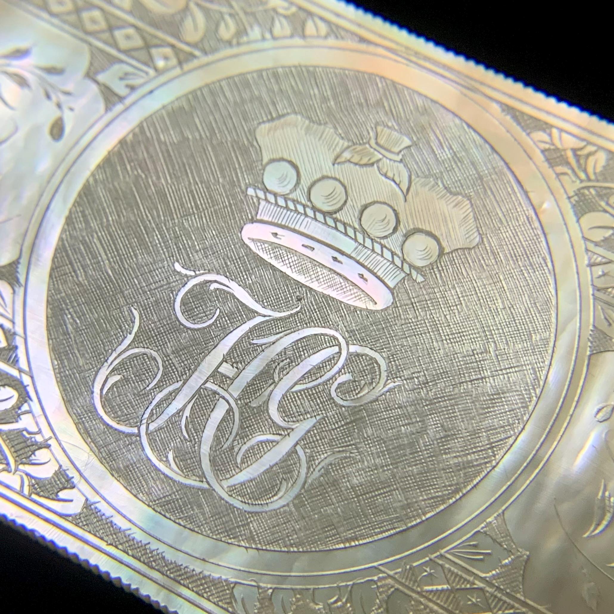 ゲージ子爵の紋章付き王冠モノグラム アンティーク 中国彫刻入り マザーオブパール ゲームカウンターチップ 1800 年代 貴族ゲームトークン -  Etsy 日本