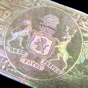 Ficha de juego antigua china de nácar, diseño heráldico de Dundas