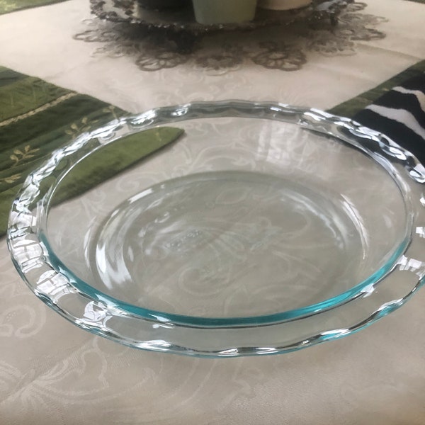 Pyrex Clear with green tint Pie Pan, scalloped edges, 9.5", 24 cm