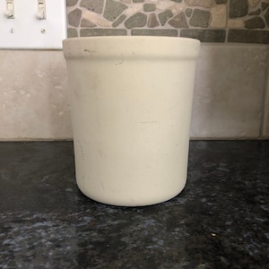 Pampered Chef Bread Crock with Bread Warmer and Recipe and instruction book, 6&quot; tall x 5&quot; top, warmer is 5&quot; circular