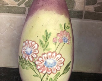 Hermoso jarrón único, lavanda, amarillo, verde y azul, pieza de arte original.
