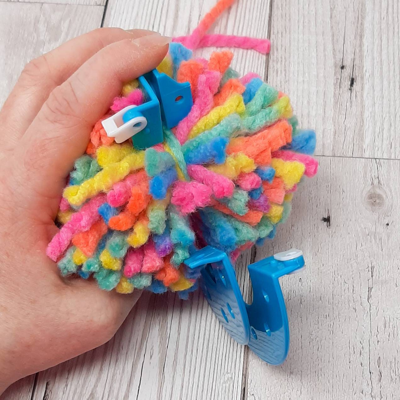 Pom pom maker kit, Pom pom maker in 4 sizes, Easy Pom pom making kit