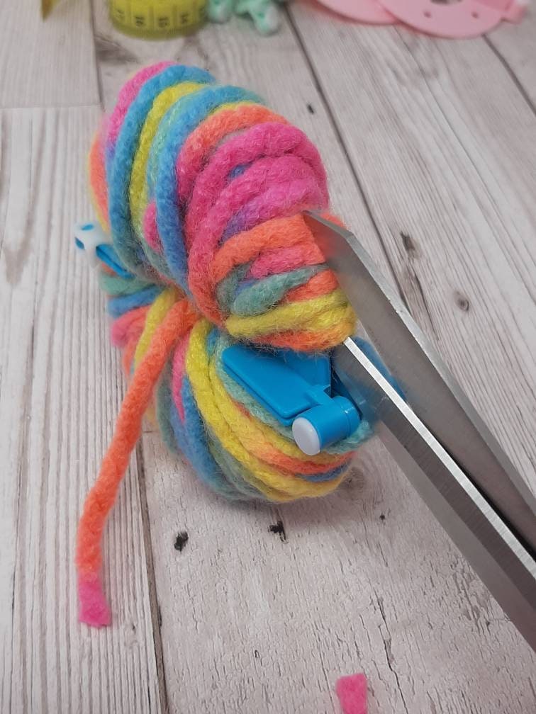 Pom pom maker kit, Pom pom maker in 4 sizes, Easy Pom pom making kit