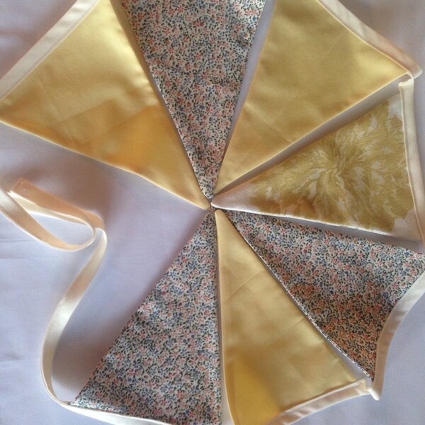 Bunting. banner, baby kamer garland. voorjaar, zomer geel-, bloemen- en crème stof bunting. Driehoek dubbel zijdig bunting. Shabby chique deco.