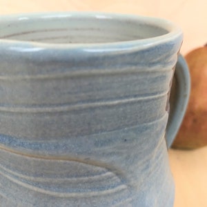 Tasse en poterie faite à la main, tasse à café en céramique blanche et bleue et porcelaine, tasse à café et à thé, cadeau de pendaison de crémaillère, tasse confortable image 3
