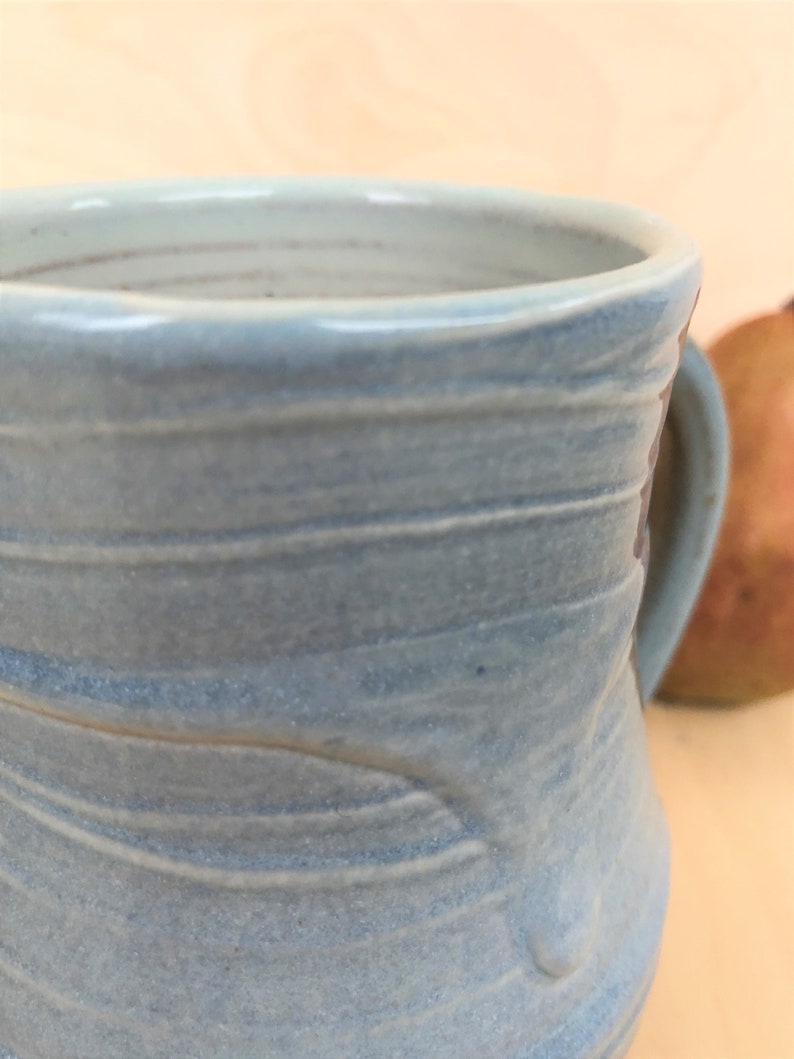 Tasse en poterie faite à la main, tasse à café en céramique blanche et bleue et porcelaine, tasse à café et à thé, cadeau de pendaison de crémaillère, tasse confortable image 3