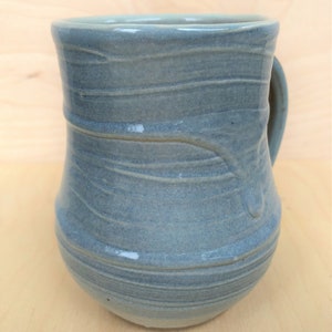 Tasse en poterie faite à la main, tasse à café en céramique blanche et bleue et porcelaine, tasse à café et à thé, cadeau de pendaison de crémaillère, tasse confortable image 2